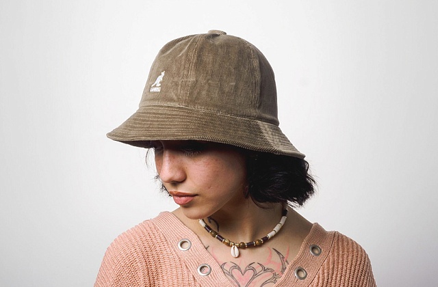 История вельвета и обзор головных уборов из него